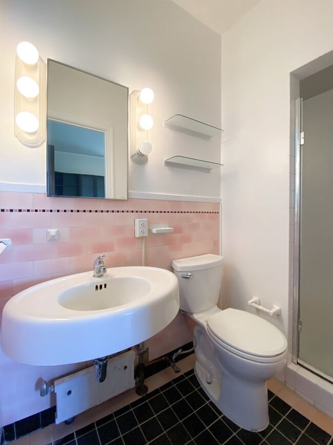 Building Photo - OPEN HOUSE: Sunday (11/30) 3:40pm-4:00pm. Top Floor 2BR/2BA apartment with sweeping views of Lake...