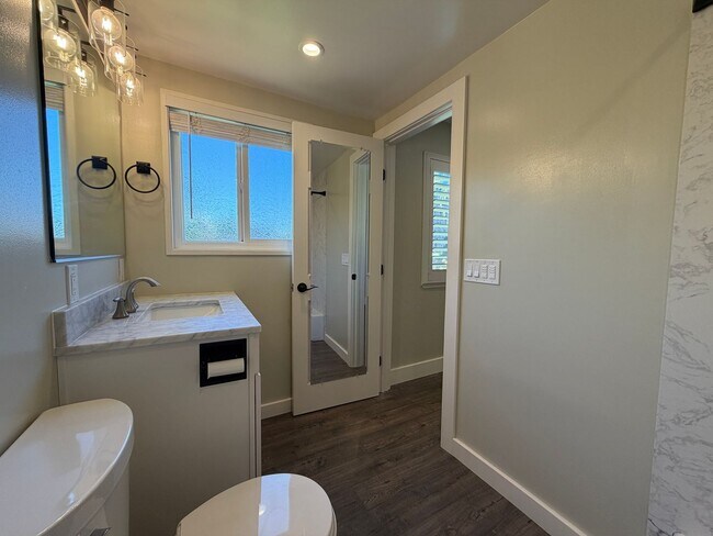 Building Photo - Nicely remodeled 1 bedroom Suite, All utilities paid + WiFi