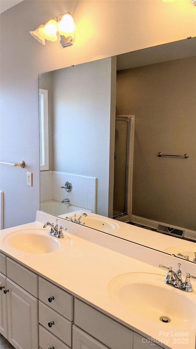 Building Photo - 16007 Kelly Park Cir