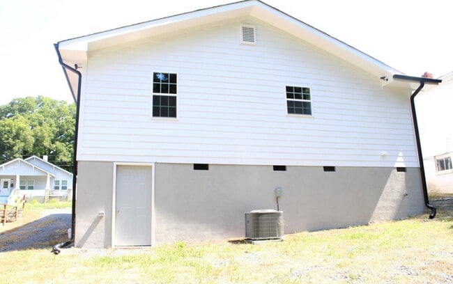 Building Photo - $250 OFF SECOND MONTHS RENT!!! Modern Char...