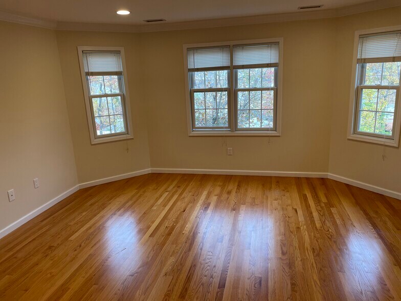 Building Photo - 292 Hemlock Ter