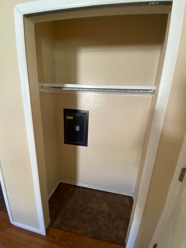 Building Photo - Beautiful 3 bedroom