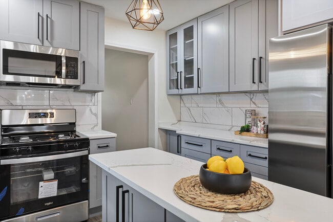 Building Photo - 366 N Hemlock Ave