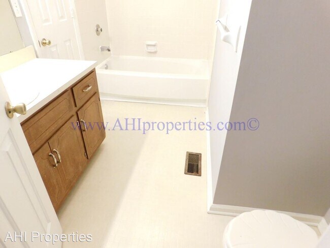 Building Photo - 3 br, 1.5 bath House - 2540 Hampstead Drive