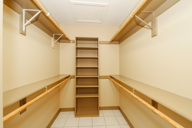 Building Photo - 503 W Avon Ct