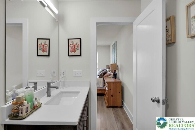 Building Photo - 221 Craig Ave