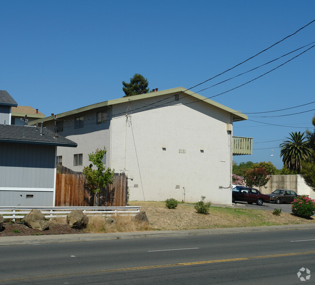 Building Photo - 2131 Sacramento St