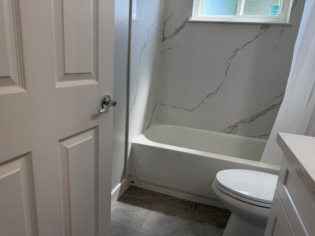 Building Photo - Absolutely gorgeous 3 bedroom 2 bath house