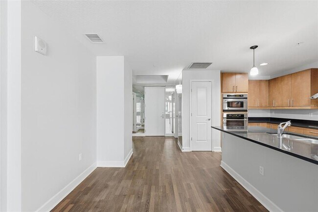 Building Photo - 100 S Eola Dr