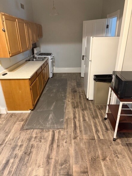 Building Photo - 118 E Main St