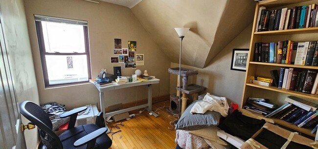 Building Photo - 1.5 Bed Spacious Top-Floor Allston apt! Fi...