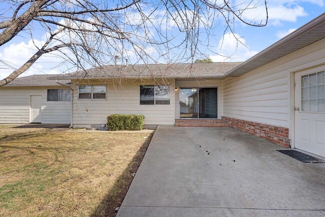 Building Photo - 910 S 28th St