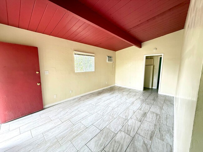 Building Photo - Charming 2-Bedroom Corner Lot Duplex Home in Clairemont with Private Yard!