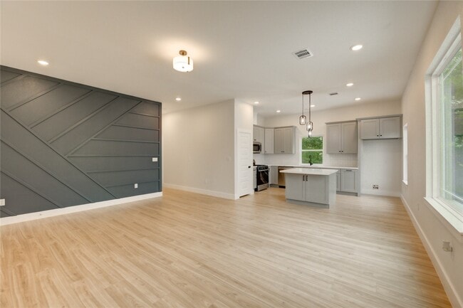 Building Photo - 811 E 39th St