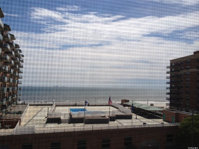 Building Photo - 25 W Broadway