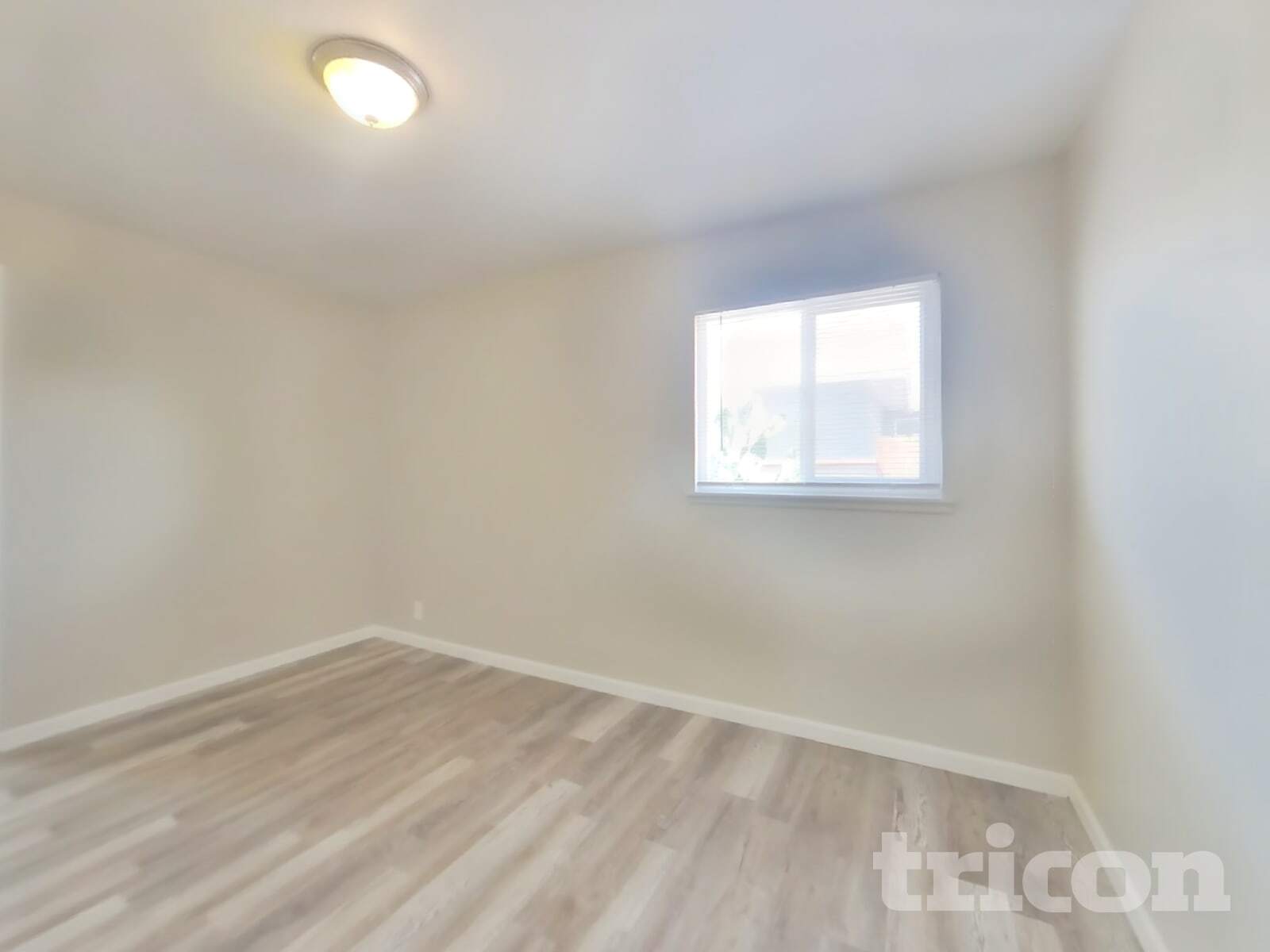 Building Photo - 1126 W Ovington St