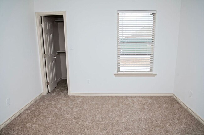 Building Photo - Modern Comfort in Lee High School District...