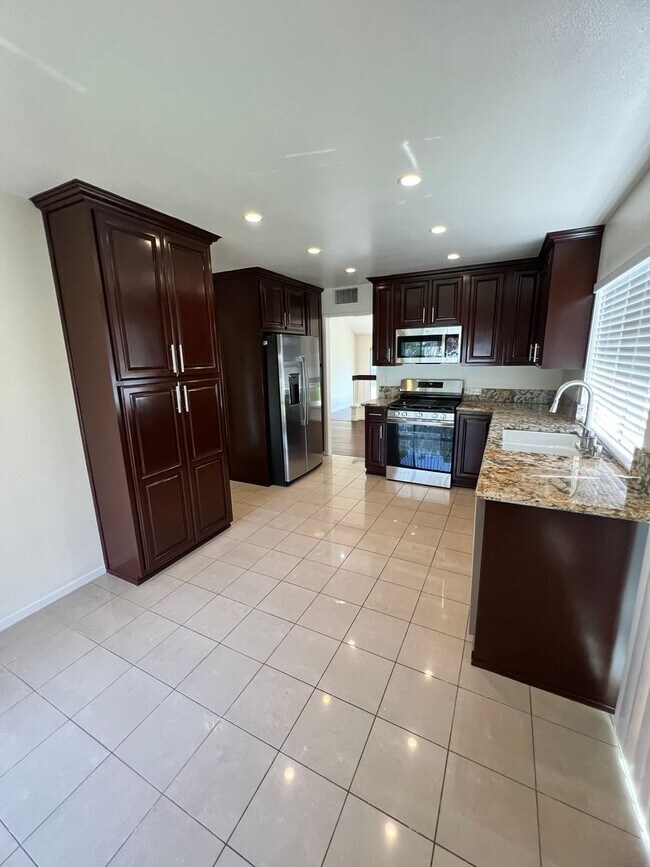 Building Photo - Camarillo - Four bedroom, 2.5 bathroom, plus loft