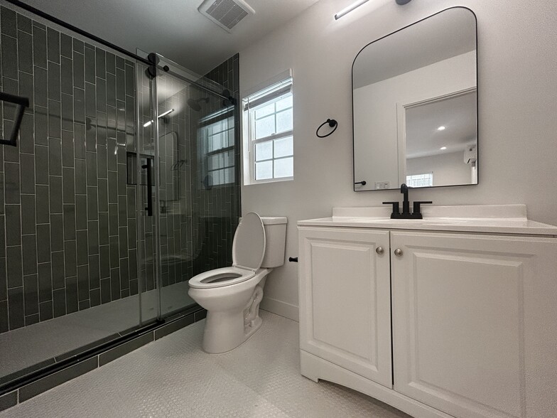 Building Photo - 10435 Ashton Ave