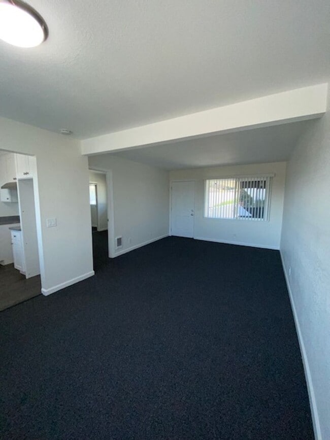 Building Photo - Upstairs beautifully renovated 1 bedroom 1 bath in the Monterey Sunbelt