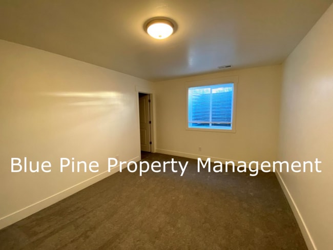 Building Photo - 1000 Sloane Wy