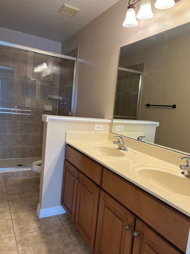 Building Photo - Gated 3/2.5 Townhouse with Garage in Altam...