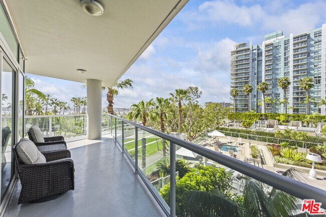 Building Photo - 13600 Marina Pointe Dr