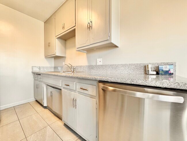 Building Photo - 1508 S Orange Dr
