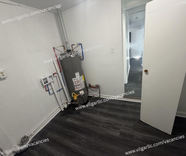 Building Photo - Spacious 2 Bedrooms • 1 Bathroom Home