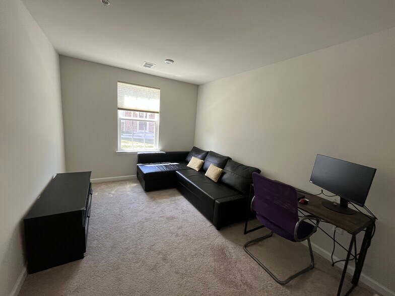 Building Photo - 221 Bamboo Dr