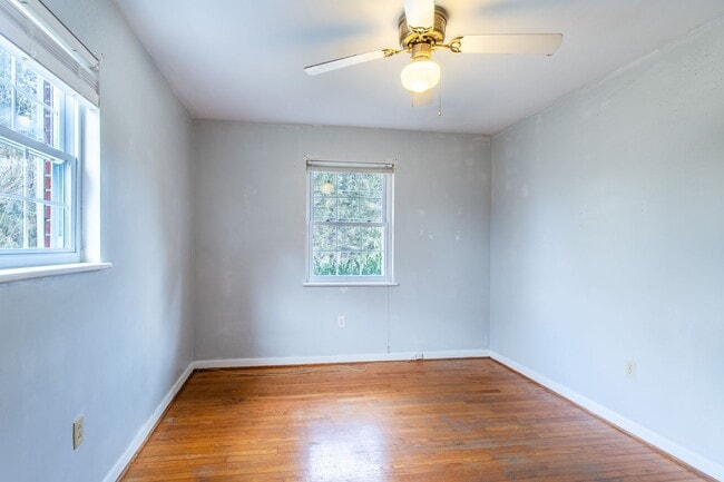 Building Photo - Convenient to Downtown Brevard