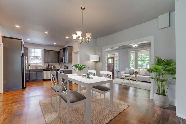 Building Photo - Downtown 3/2.5 Fully Remodeled!