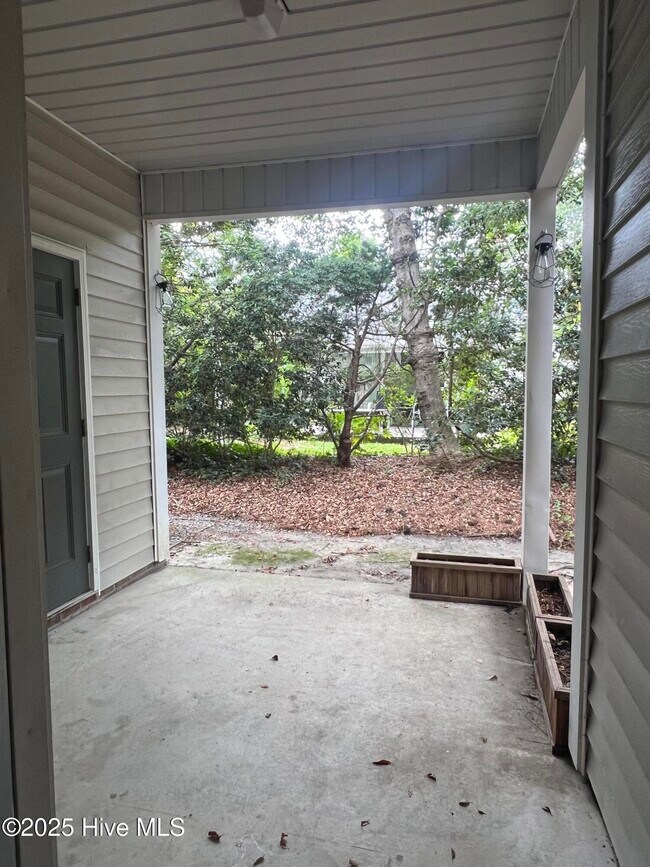 Building Photo - 2221 Locksley Woods Dr