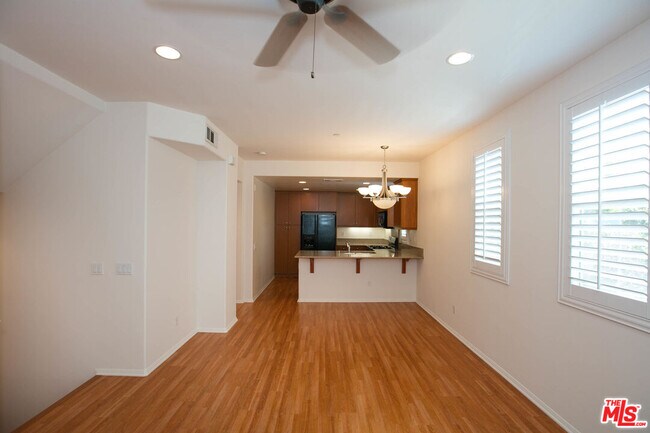 Building Photo - 720 S San Fernando Blvd