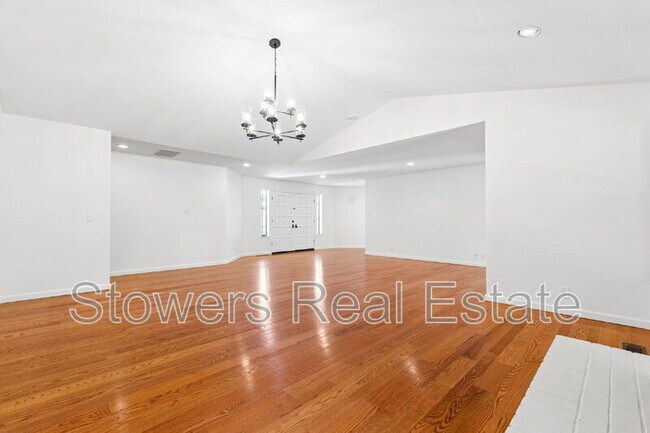 Building Photo - 1121 Douglas Ct