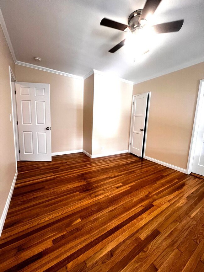 Building Photo - Single Family. 3-bed Home - Desireable Neighborhood!