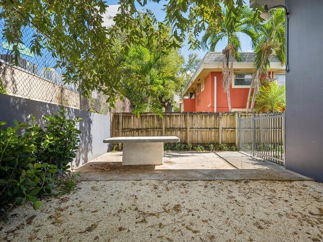 Building Photo - 421 SW 9th St