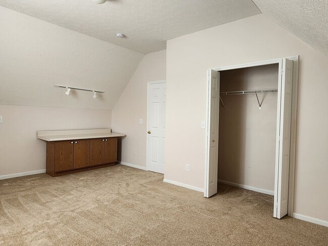 Building Photo - 3 spacious bedroom Condo in Lewis Center/P...