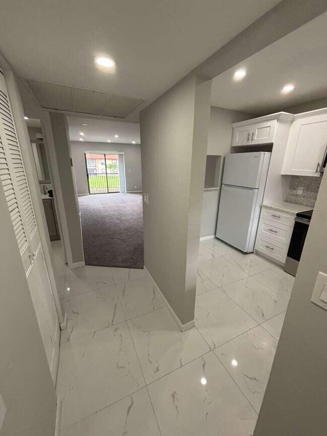 Building Photo - 21913 Lake Forest Cir