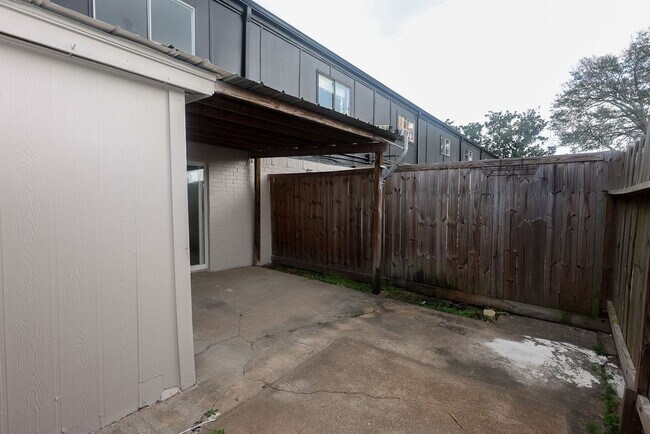 Building Photo - 708 Staitti St