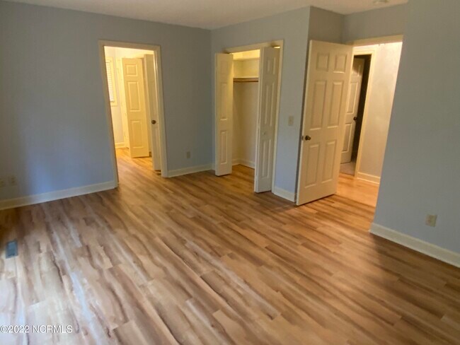 Building Photo - 285 Lake Forest Dr