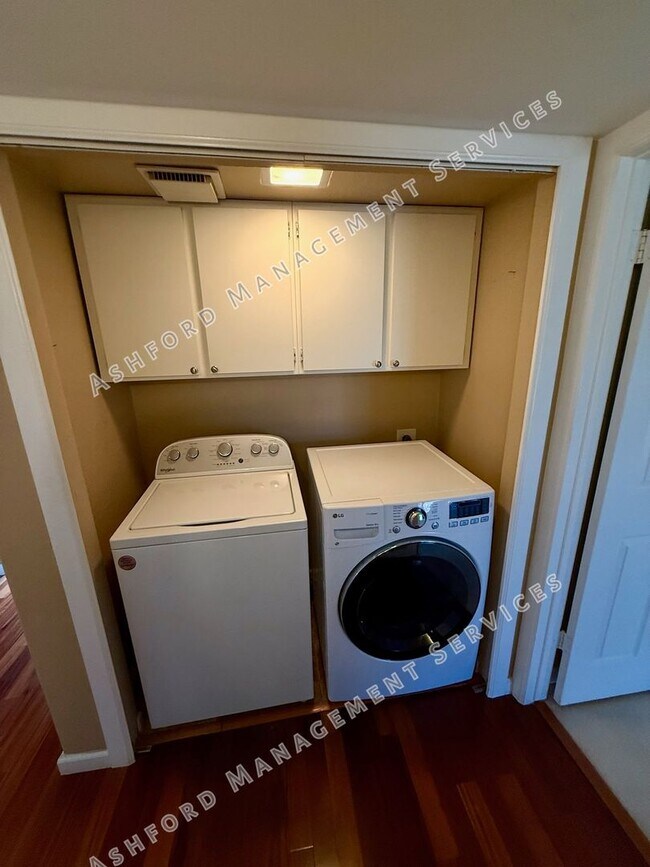 Building Photo - 3 BEDROOM 2 BATHROOM HOME RIGHT ON McCORMI...