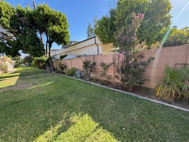 Building Photo - Very Clean Condo in Kern City!  2 Bedrooms...