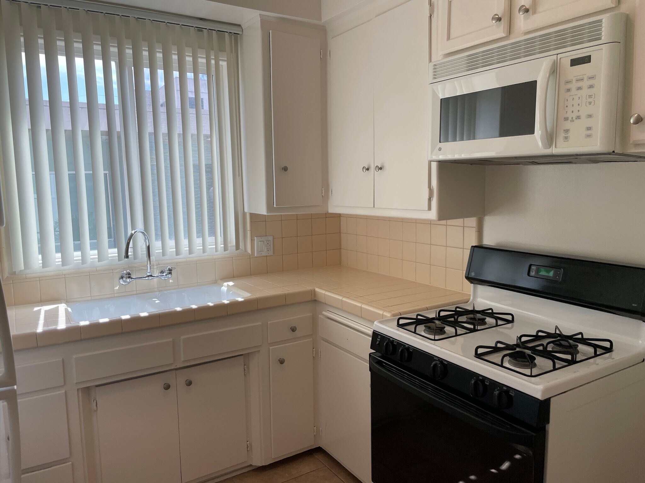 Building Photo - 1122 S Clark Dr