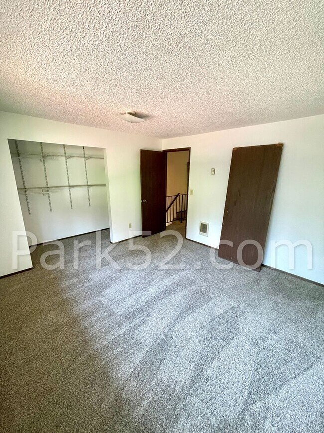 Building Photo - Remodeled 2 Bedroom Townhome!