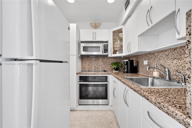 Building Photo - 9700 E Bay Harbor Dr