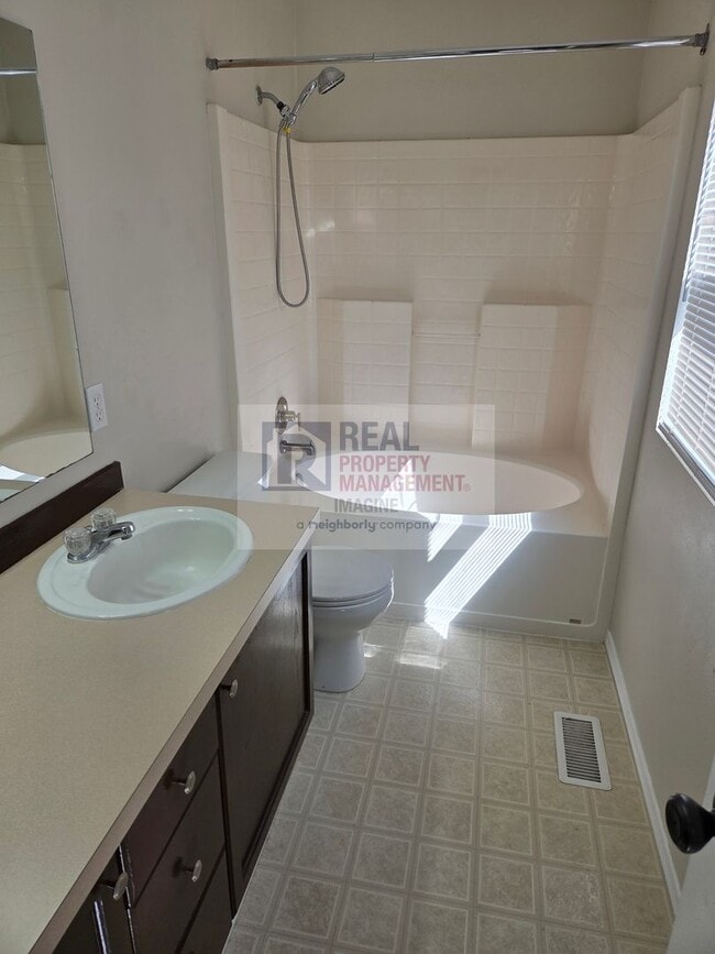 Building Photo - Check out this wonderful 3.0 bedroom, 2.0 ...