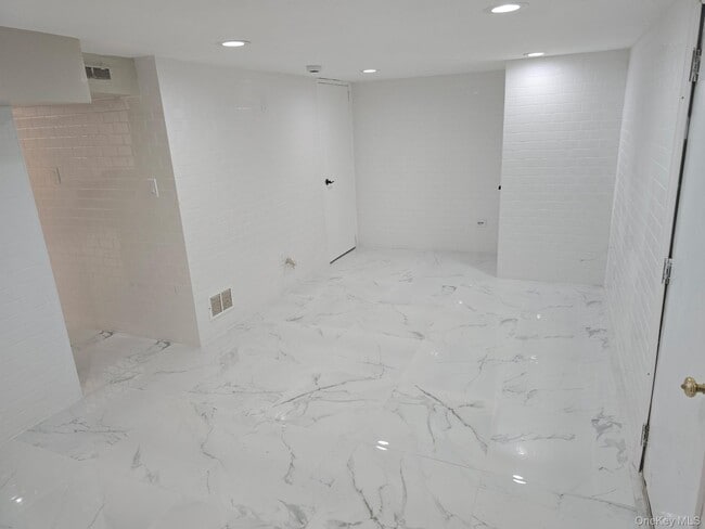 Building Photo - 155 White Rd