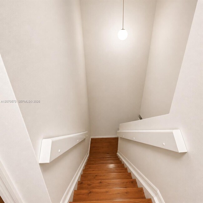 Building Photo - 6235 SW Kendale Lakes Cir