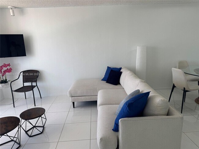 Building Photo - 3113 S Ocean Dr